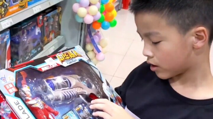 Học sinh tiểu học ghé thăm cửa hàng đồ chơi Ultraman và thấy rằng Ultraman Zeta cũng đã được sản xuấ