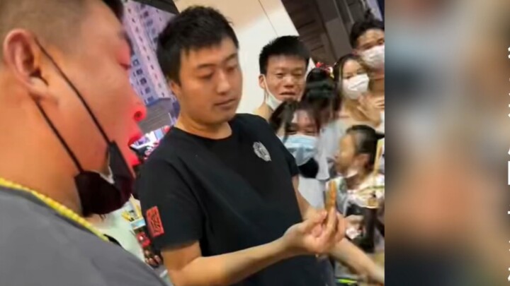Challenge to eat bread in 1 minute for 100 yuan, man completes it in 10 seconds with a surprising tr