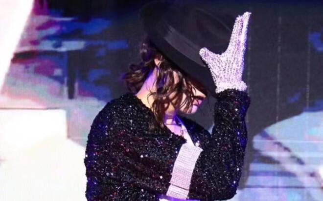 Performed in Singapore and performed MJ's "Billie Jean" and the scene exploded! ! !