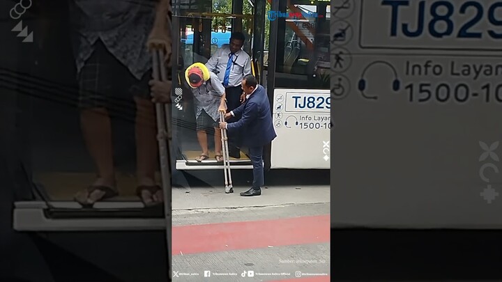 Aksi Heroik Petugas Bus Bantu Lansia yang Sudah Renta Turun Dari Bus dengan Telaten