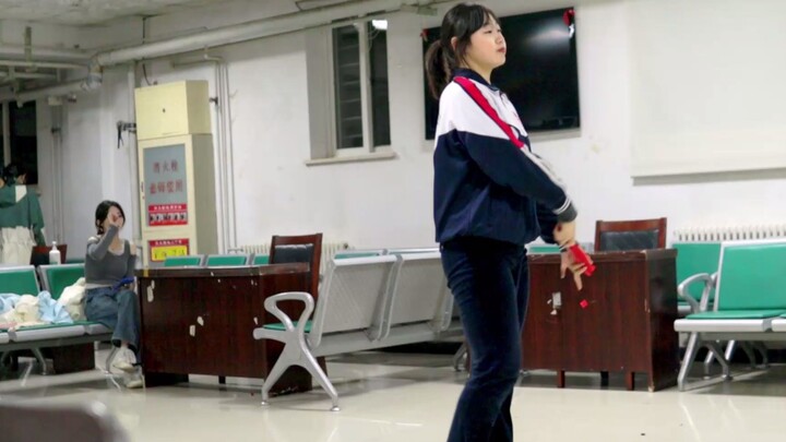 Seragam sekolah "Kirim ke Bulan"