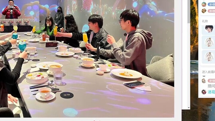 [ครูโฮโล] ออกไปดูตัวอย่างและทานอาหารเย็นกับสาวสวยหัวหน้างาน