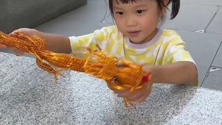 The child’s golden dragon is so ugly.