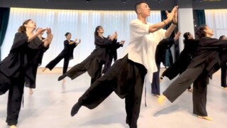 The extended version of "Yu Qing" that the whole network is dancing to is here. Original choreograph