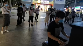 [Âm nhạc]Chơi <高潔なる教皇> bằng piano nơi công cộng