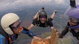 天上馅饼！四名跳伞者在4200米高空吃披萨，称：别有一番风味
