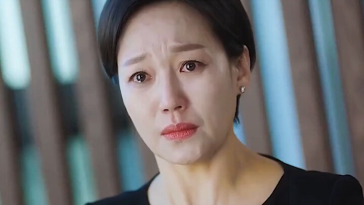 The girl finally recognized her biological mother, but she finally chose to stay with her father who