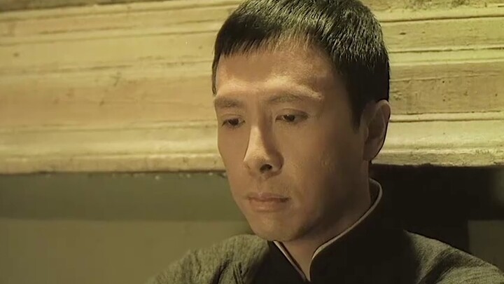 Sang master datang ke rumah untuk berkompetisi seni bela diri, dan Ip Man dengan santai memintanya u