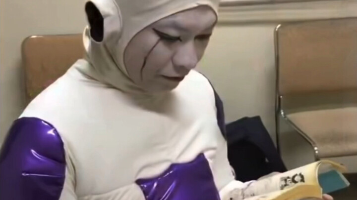 Dragon Ball Frieza asli, dikelilingi oleh tim Jiren