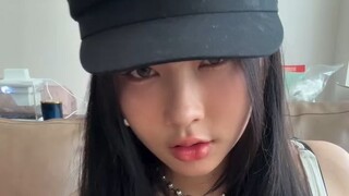 "Lirikan matanya bisa bikin lemas — killer look 👁️"