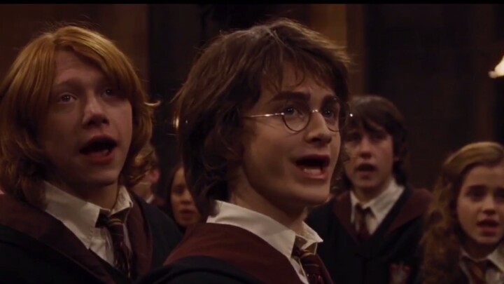 Harry Potter dan Piala Api menghapus adegan, guru dan siswa Hogwarts menyanyikan lagu sekolah