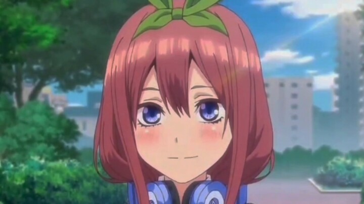 Personally, I think the male protagonist’s cosplay looks most like Yotsuba.