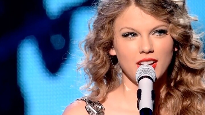 Potongan Klip Taylor Swift Terbasahi Air Saat Konser