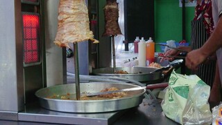 เคบับไก่ Kebab เมนูอาหารสตรีตฟู้ดคนต่างชาติมาขายเอง แผ่นแป้งนุ่ม ๆ ร้อนๆ ห่อไก่ใส่ผัก หืมม อร่อย