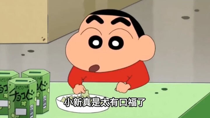小新真是太有口福了，跟他妈去了趟超市，不仅喝上了动感超人酸奶，还吃了个热乎乎的烤红薯