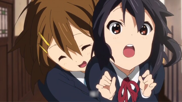 After her first kiss was nearly taken away, Azusa's gaze towards her senior changed...