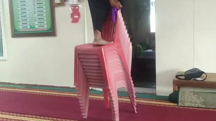 pakai kursi pun jadi la...