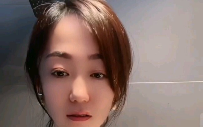 The young lady recorded the live broadcast without wearing a mask