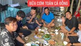 Cả team Khương Dừa ăn bữa cơm toàn đồ đồng chia tay cánh đồng nước nổi An Phú. An Giang