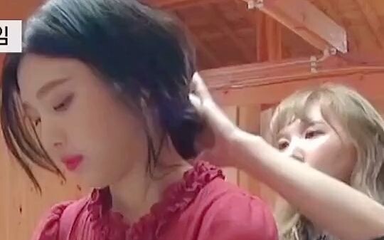 【Red Velvet】一个帮忙扎头发，一个旁边拍照