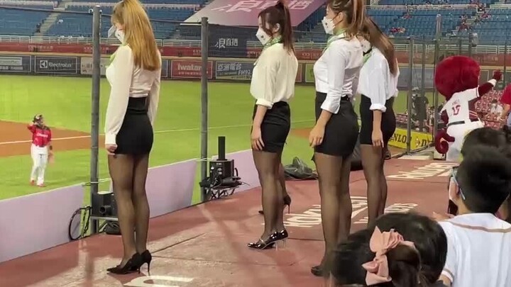 เต้นช่วงพักครึ่งของ Rakuten Girls OL
