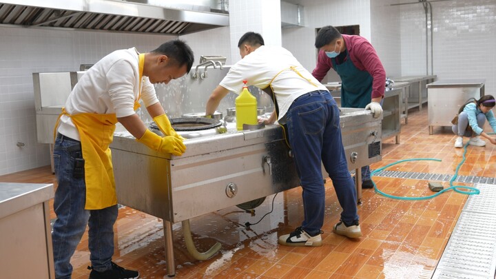 Kehidupan sehari-hari penulis gourmet Wang Gang: Semua peralatan memasak besar dibawa masuk, lalu di