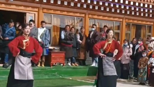 Tarian Guozhuang yang dimainkan oleh gadis Tibet