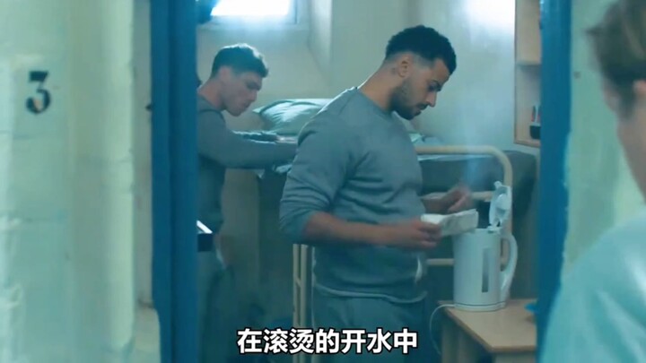 在滚烫的开水中加入一袋白糖，然后洒向告密者！一口气看完高分电影《警与囚》！