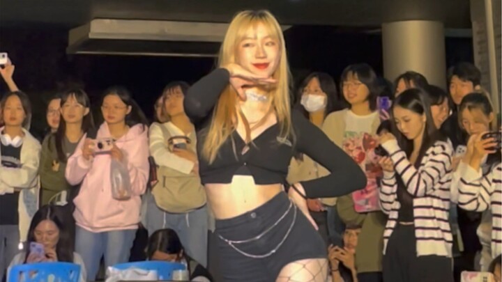 โรดโชว์ที่จะทำให้คุณเจิดจรัส! - แคทวอล์กของ AOA นั้นเบาสบายและสง่างาม และ Choa ก็เต้นตามเพลง "Like a