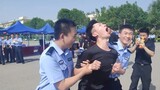 Một sinh viên cảnh sát thử đeo cùm điện tử và cười quay lại, nhưng sau đó anh ta thực sự đã quay lại