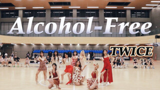 女大学生 篮球馆路演TWICE｜Alcohol-Free｜西交利物浦大学｜绝美红白裙夏日风妆造！