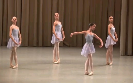 Tarian kelompok kecil yang dikoreografi oleh Sekolah Balet Vaganova (sangat kreatif)