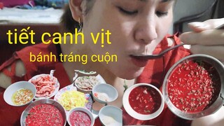 cô gái quê đánh tiết canh vịt, cùng món bún cuộn.bữa cơm gia đình.