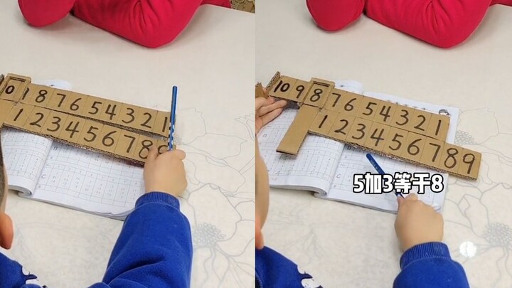 男孩自制简易“计算器”，拉动纸板当场秒出答案，一旁妈妈惊呆