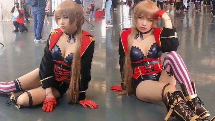 游戏动漫展偶遇出肉装的COSPLAY的二次元小姐姐，冷酷眼神让人害怕！