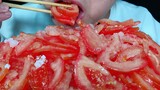 Makan tomat dengan gula pasir, dengarkan ASMR uniknya!