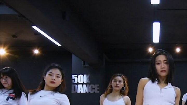 Yinyin menari mengikuti lagu Hwasa MAMAMOO "Maria", matanya penuh dengan drama [Pocket Dance]