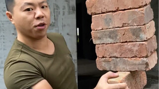 A young man at a construction site practiced kung fu and broke 5 blocks with one palm. His strength 