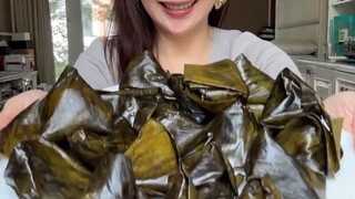 Lapet pulet makanan khas batak..  luar nya lengket dalamnya ada kelapa.  isian nya manis