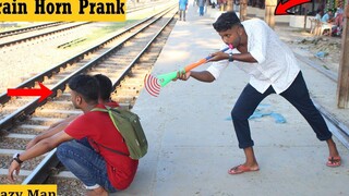 อัพเดท Viral Train Horn Prank 2021 ดูปฏิกิริยาเล่นตลกที่ดีที่สุดของรถไฟฮอร์นในที่สาธารณะ!