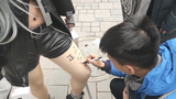 What is the experience of drawing on coser's legs at Comic-Con