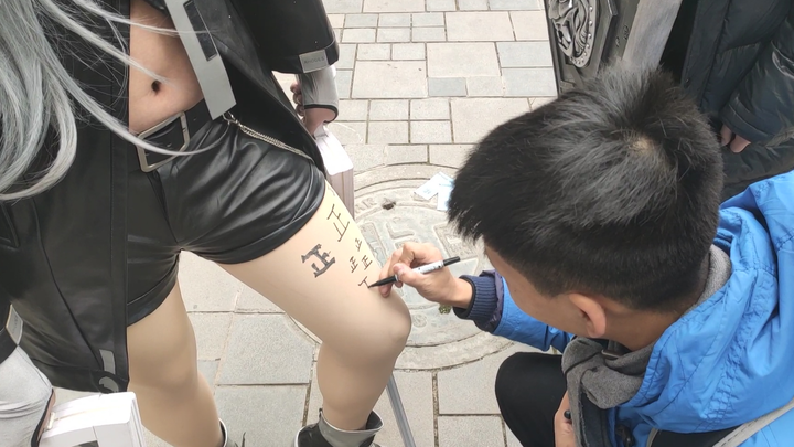 What is the experience of drawing on coser's legs at Comic-Con
