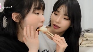 Eating lobster with Se-yeon