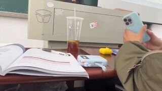Sinh viên đại học ngày nay đi vệ sinh trong giờ học như thế nào?
