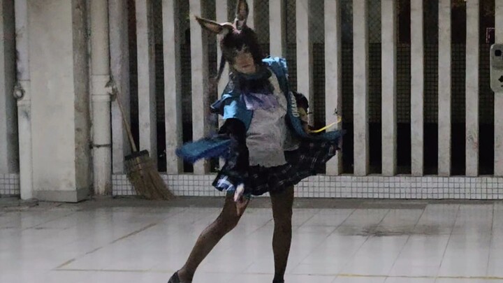 Berlatih menari secara diam-diam dan perlihatkan pada Blade Master (＞ｙ＜)