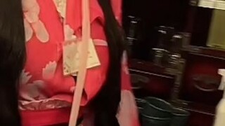 Người hầu gái Nhật Bản trông có vẻ ghê tởm