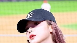 เชียร์ลีดเดอร์ลีดาเฮแสดงท่าเต้นไม่ขอบคุณ