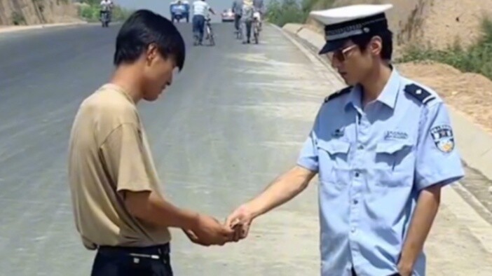 A poor boy picked up a uniform and pretended to be a traffic policeman on the street to issue ticket