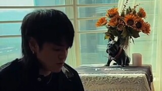 Ca sĩ Tiểu Thiên bị áo giáp trì hoãn