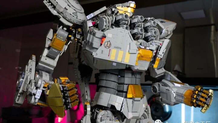 What does a mecha that took 5 years and 11,000 parts to build look like? Onebrick pushes MOC every d